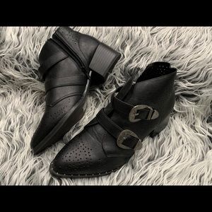 Short ankle black boots